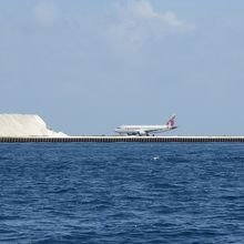 フルマーレ島行きフェリーからはマーレ国際空港滑走路も見えます