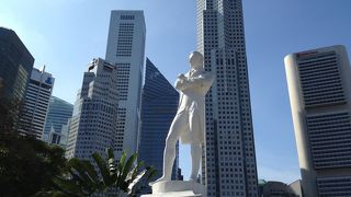 金融街をバックに映えるラッフル像