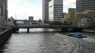市内中心部を流れる川