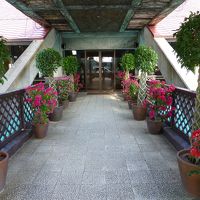 車寄せからのアプローチ