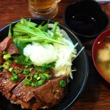 ステーキ丼。おいしい。