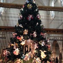 メトロポリタン美術館内にあるクリスマスツリー