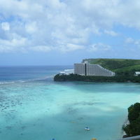 リーフ側の景色は解放感いっぱい、ベッドサイドの窓からも見える