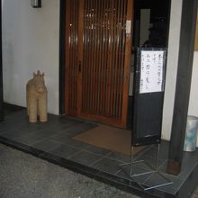 敷地内にあるギャラリーの玄関。