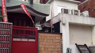 ネオンきらめく街の小さな弁天様