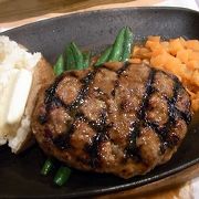 国産牛肉１００％のレアなハンバーグ