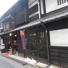 お店は歴史ある建物です