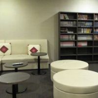 浴場そばの休憩室。漫画あり