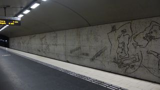 地下深くにある