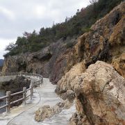 仙酔島の遊歩道沿いにあります