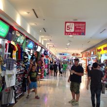 ずらりと小店舗が並びます