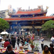 本殿です。線香の煙凄いです。