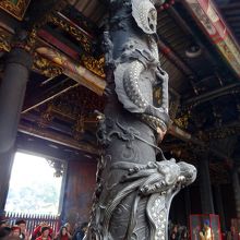 前殿の柱です。右下に三宝仏のひとつが見えます。