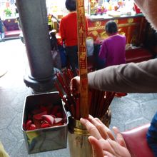 おみくじ棒を混ぜたら自分で引きます。