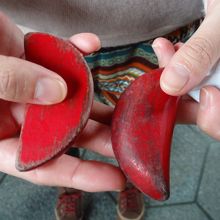 これを投げて表と裏がでれば「よろしい」の意味です。