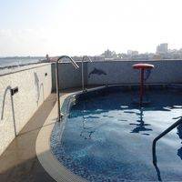 プールから港が見えます。