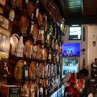 バーは重厚な造り。落ち着きます。