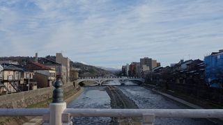 浅野川を渡ればひがし茶屋街。手前は主計町茶屋街。