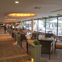 ロビーにあるカフェ、テラス席もあります