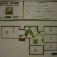 客室位置、右側3部屋が通りに面した部屋