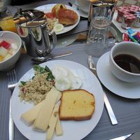 朝食は1階、ラウンジでコールドビュッフェ