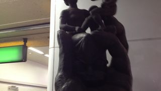 母子を包む大きな手は…？