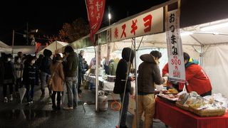 冬花火の会場になっていて、たくさんの屋台が出ていました