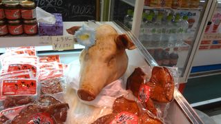 店頭に豚の顔