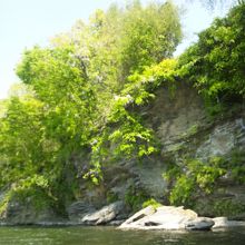 急流下りから見える岸壁。