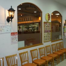 ランチタイムは行列が出来るので椅子を並べています。