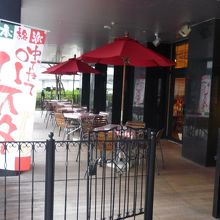 テラスで食事する事も出来ます。