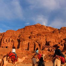 西日を浴びた王の墓