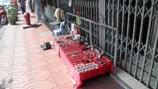 路上のお店が並ぶ