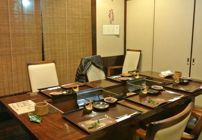 新鮮な魚やお肉を目の前で焼き、温泉も入れます