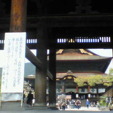 門柱に地震のお見舞いを伝える立て札がありました。