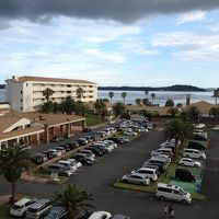 部屋から見た駐車場や別棟