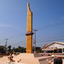 町とを結ぶ道路にはケーンのオブジェのある公園があります