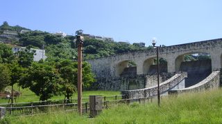 ダムの堤体は首里城の城壁をイメージ