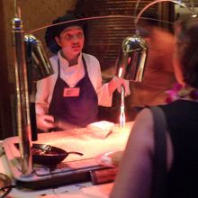 ブタをカットしている学生さん