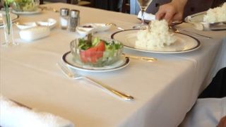 上品な洋食屋さんという感じです、カレーライスをオーダすれば、ライスについて、取り分けてくれて、分量を指示するとその分量となるようなそんなサービスが受けられます。