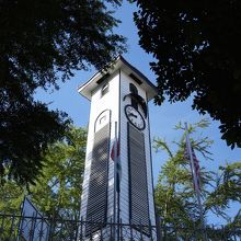 左側からの階段の方が近いです