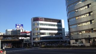 JR五反田駅の改札を出てすぐのビル