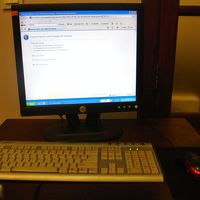 プール近くにはパソコンがありました。