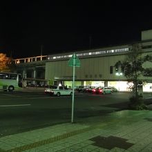 夜の駅前。