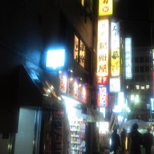 駅側にも入口がありますが、写真は裏のほう