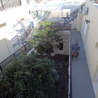 ホテルの2階ならびに中庭