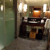 左側のガラス扉の向こう側がトイレです