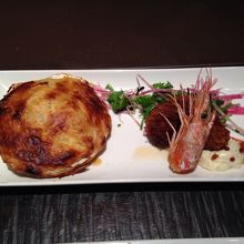 メインのホタテのパイ包みとエビコロッケ