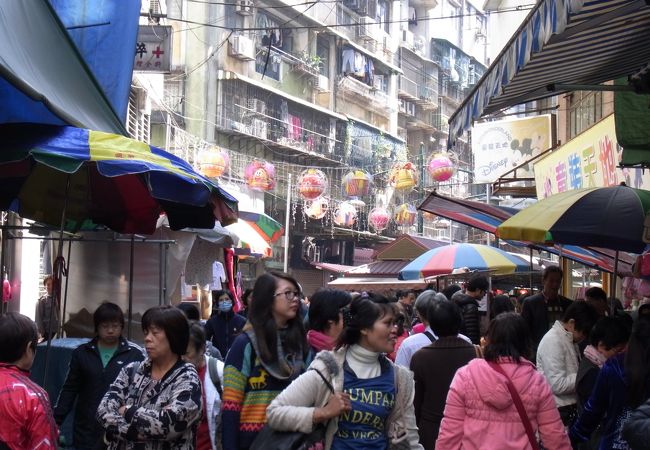 マカオ市民で賑わう露店街