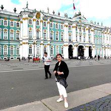 素晴らしいエルミタージュ美術館前で!!